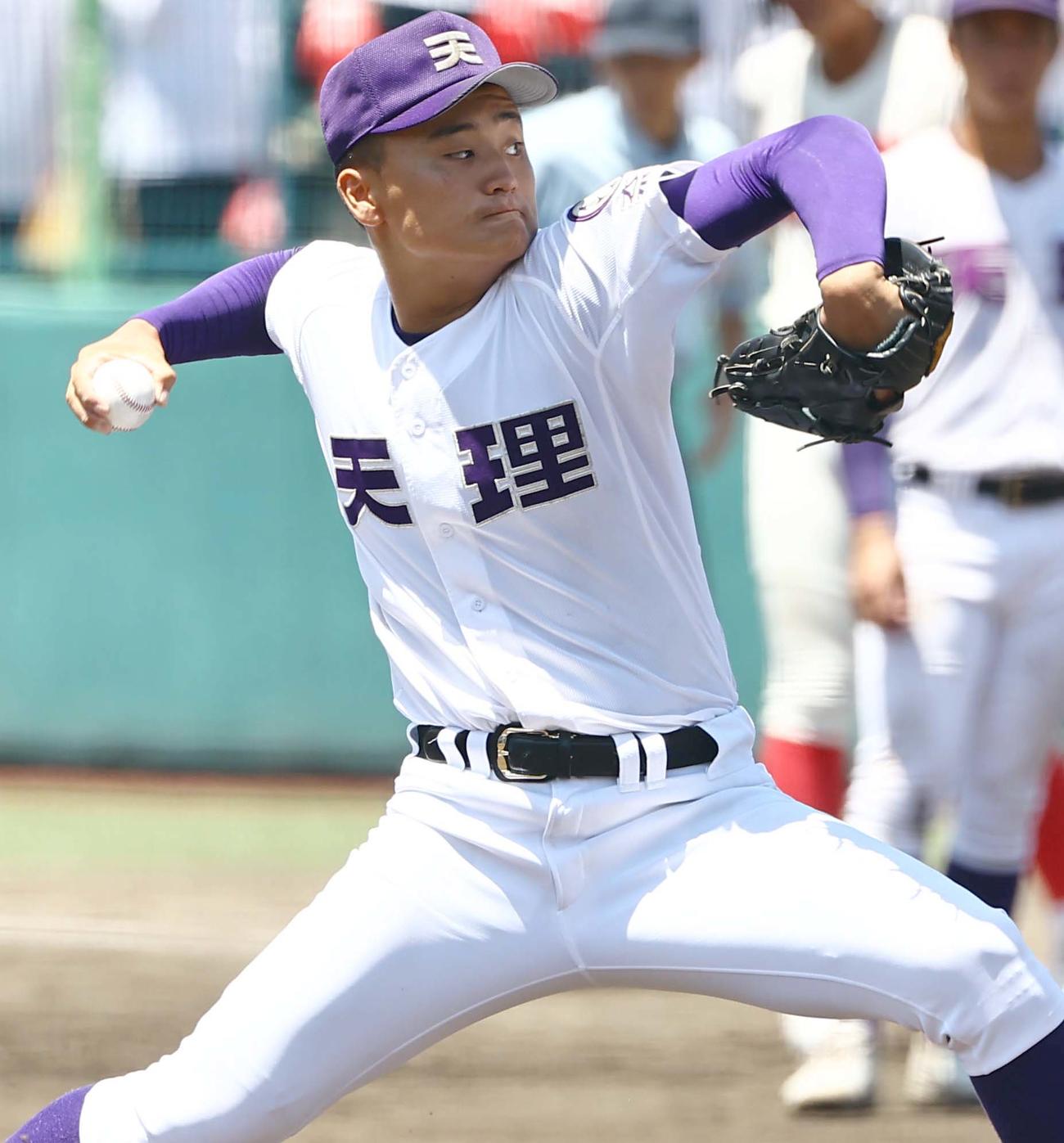 天理対智弁学園　天理3番手で登板する長尾（撮影・上田博志）