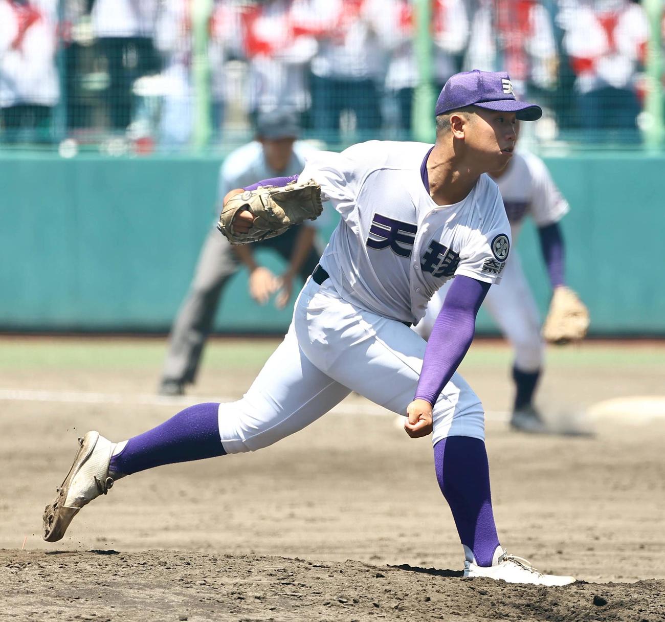 天理対智弁学園　天理2番手で登板する橋本（撮影・上田博志）