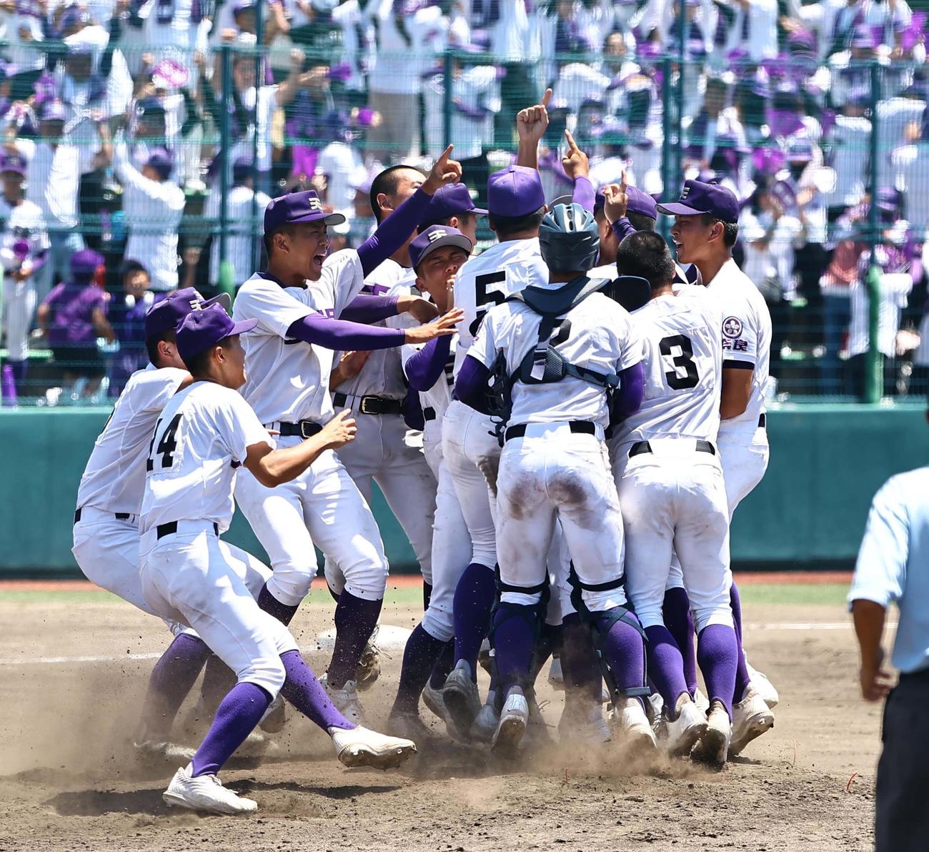 天理対智弁学園　優勝を決めた天理エース松村（左から3人目）はナインと喜びを爆発させる（撮影・上田博志）