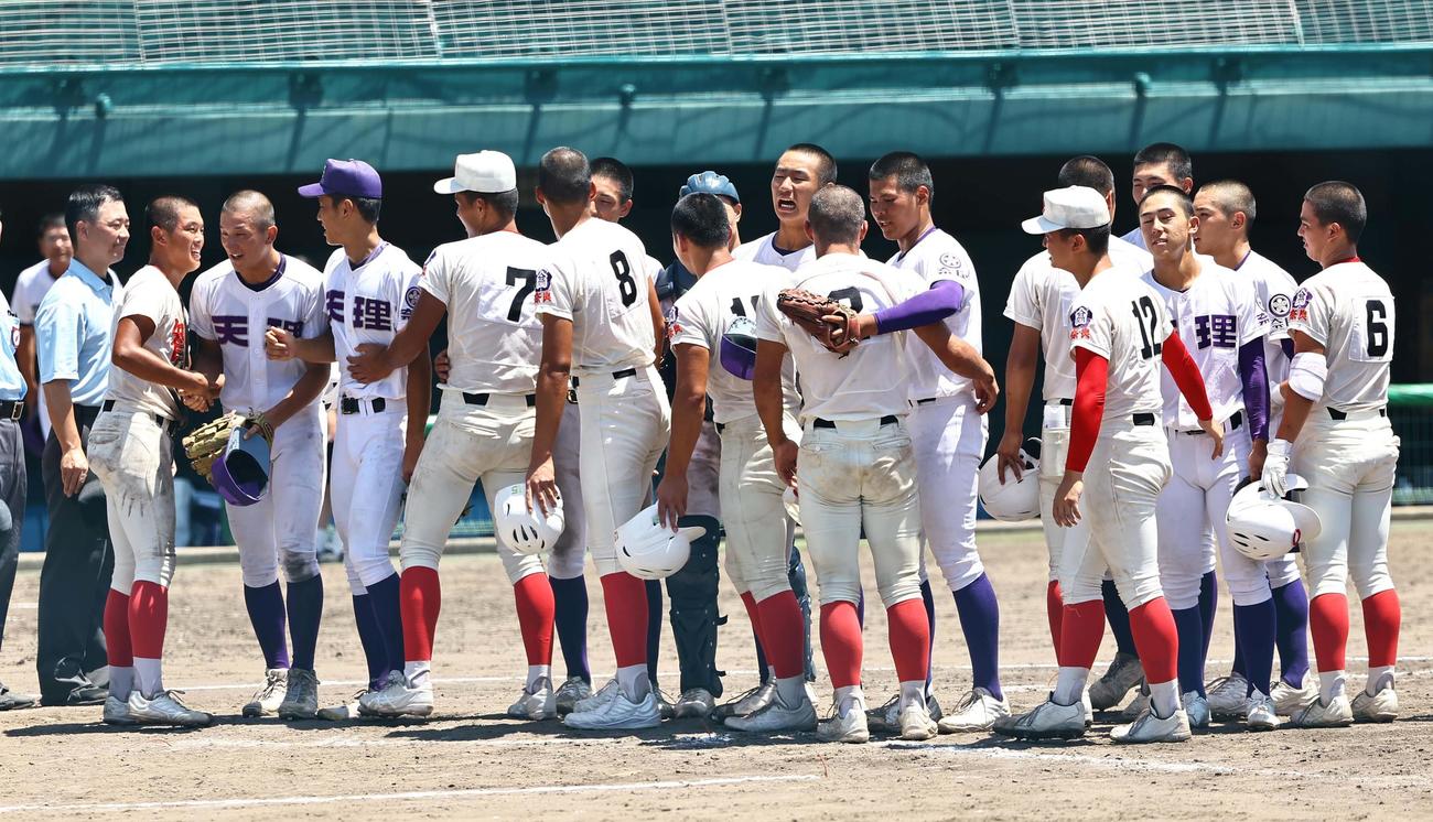 天理対智弁学園　決勝を終えた優勝の天理と智弁学園ナインは健闘をたたえ合う（撮影・上田博志）