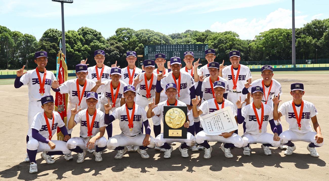 天理対智弁学園　優勝した天理ナインは笑顔でポーズを作る（撮影・上田博志）