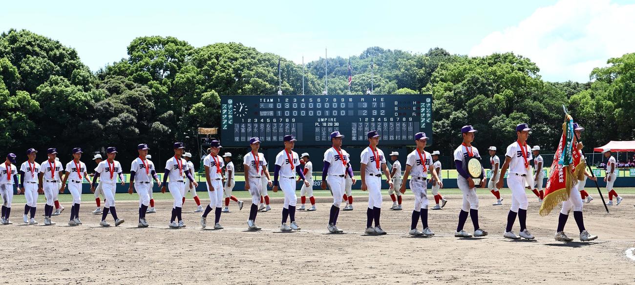 天理対智弁学園　優勝した天理ナインは場内を1周する（撮影・上田博志）