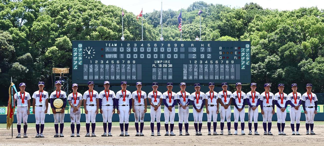 天理対智弁学園　奈良大会を優勝した天理ナイン（撮影・上田博志）