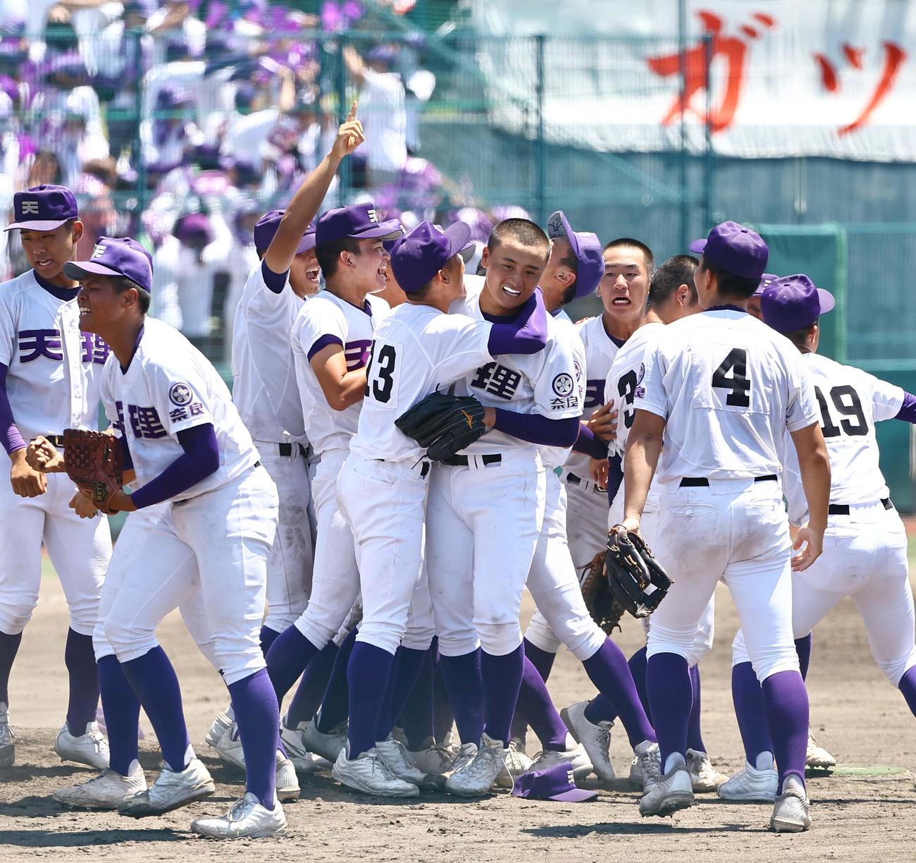 天理対智弁学園　優勝を決めた天理3番手の長尾（中央右）はナインと抱き合って喜ぶ（撮影・上田博志）