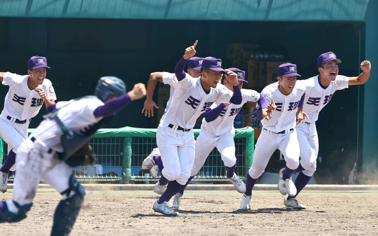 天理対智弁学園　優勝を決めた天理エース松村（中央）らナインは笑顔でベンチを飛び出す（撮影・上田博志）