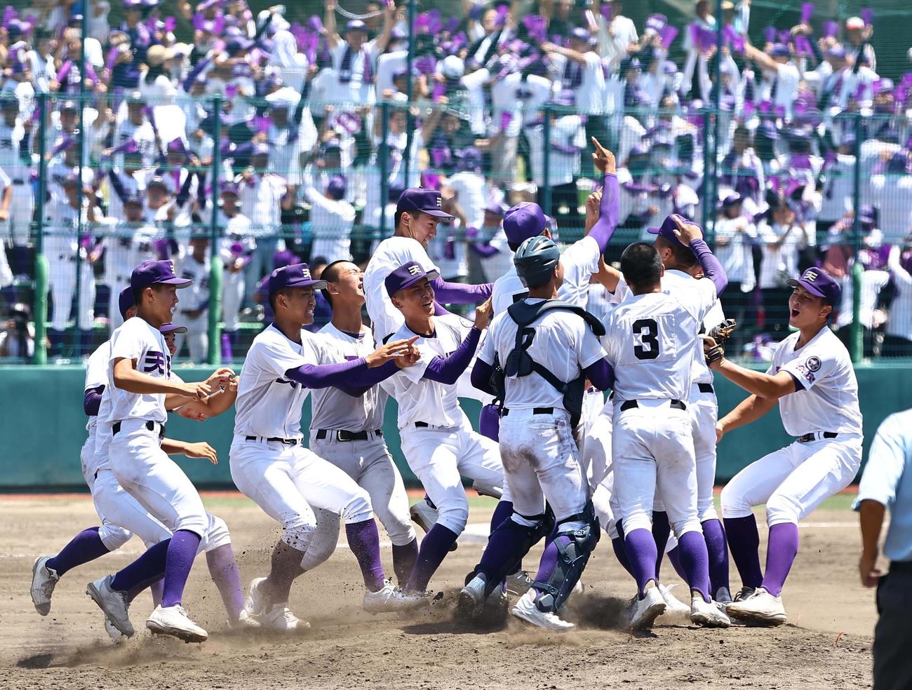 天理対智弁学園　智弁学園を破り優勝した天理ナインはマウンドで喜びを爆発させる（撮影・上田博志）