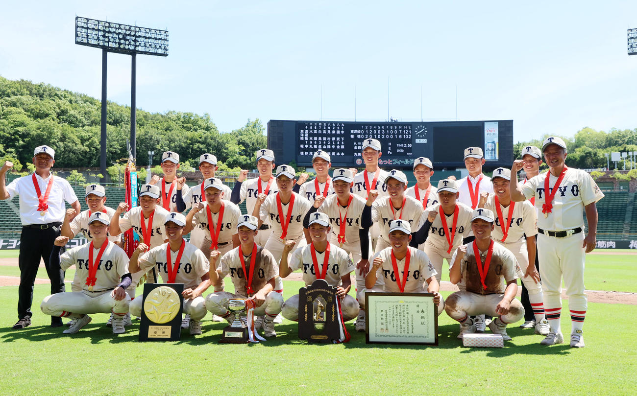 東洋大姫路対報徳学園　記念写真に納まる東洋大姫路ナイン（撮影・加藤哉）