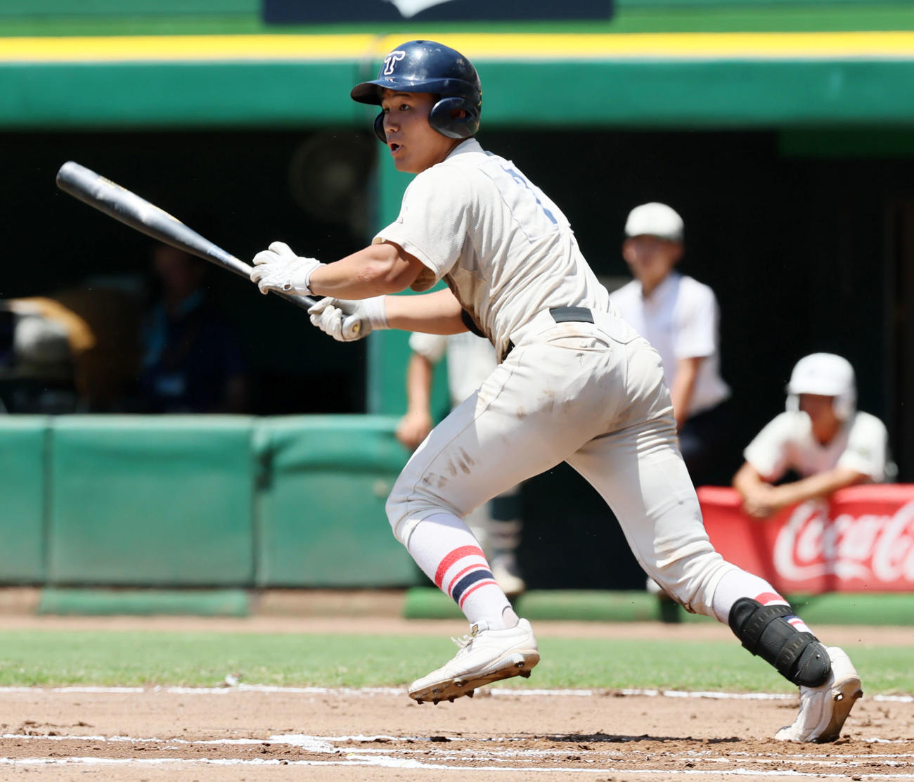東洋大姫路対報徳学園　6回表東洋大姫路2死二塁、白鳥は左前適時打を放ち勝ち越しに成功（撮影・加藤哉）