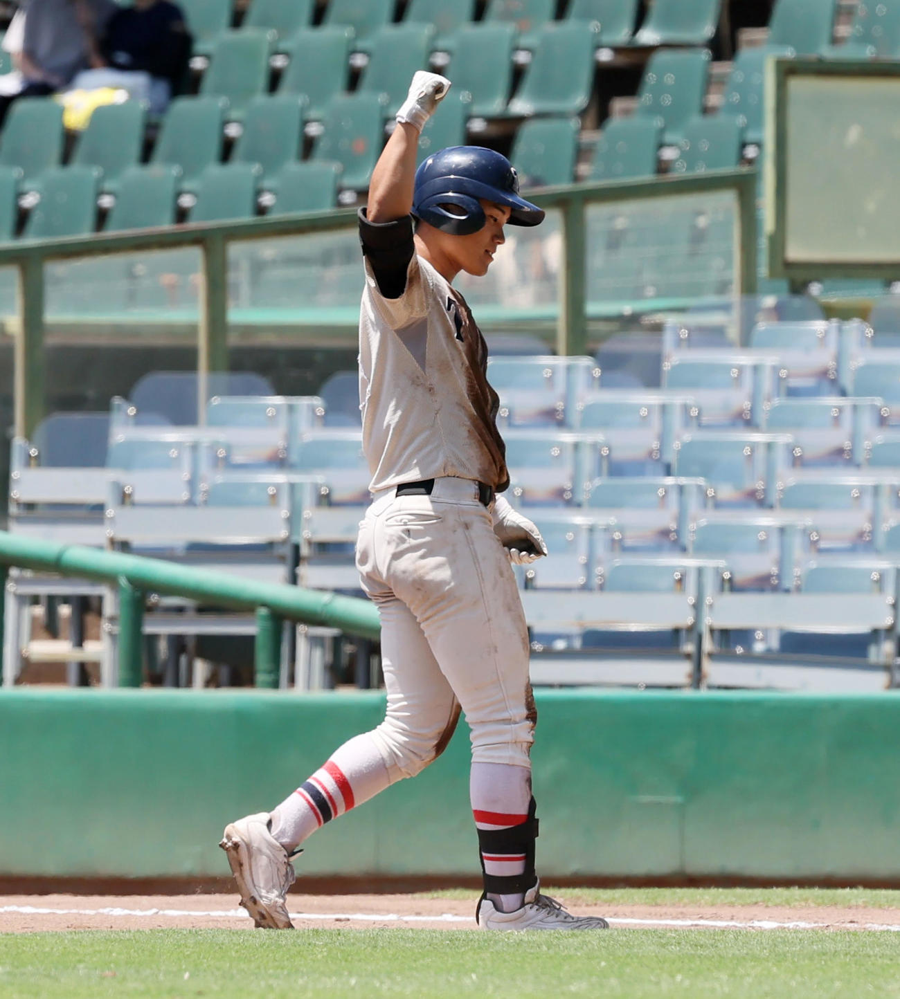 東洋大姫路対報徳学園　6回表東洋大姫路2死二塁、白鳥は左前適時打を放ちガッツポーズを見せる（撮影・加藤哉）