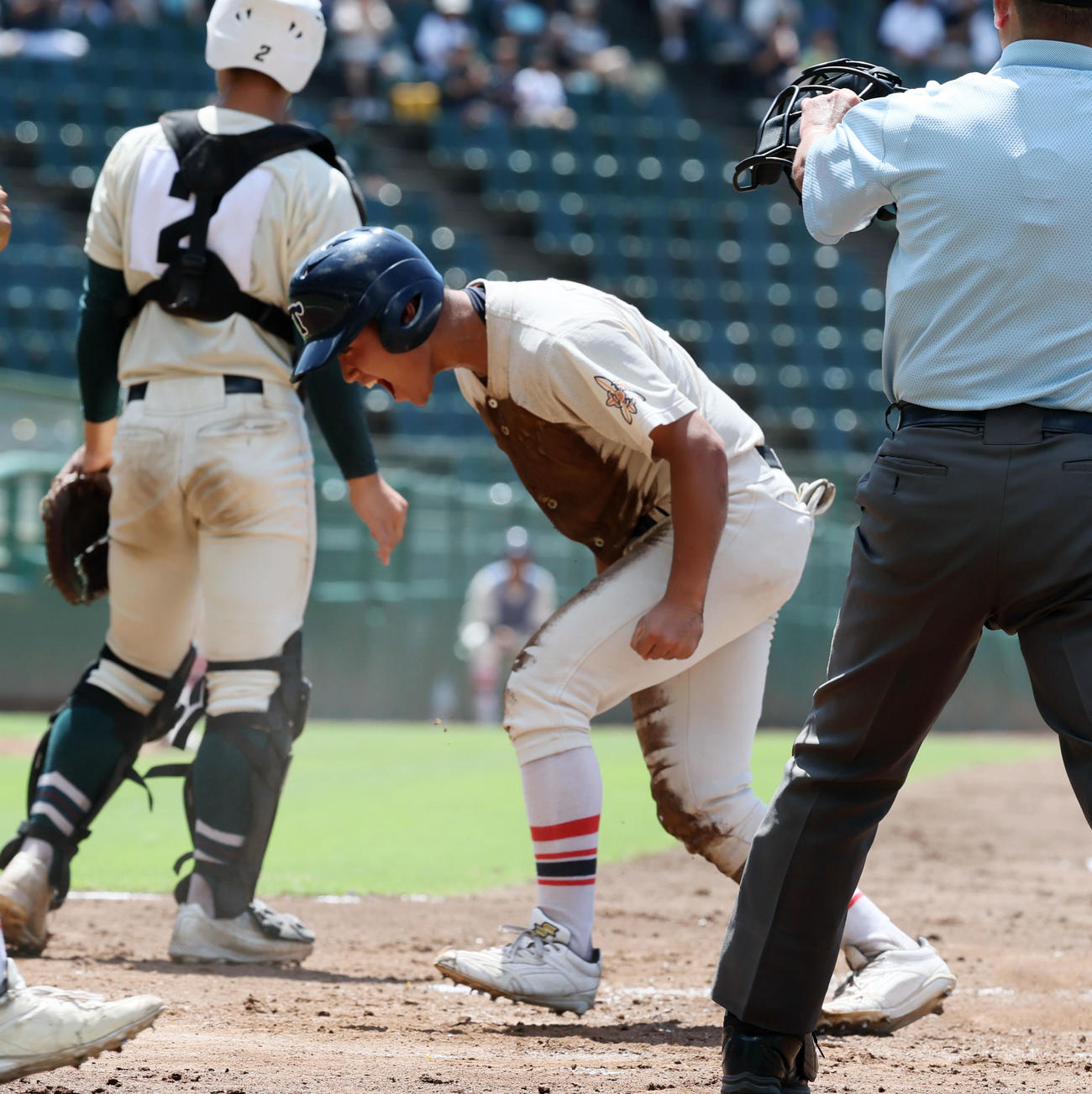 東洋大姫路対報徳学園　3回表東洋大姫路2死二塁、二走白鳥は高田の中前適時打で本塁にヘッドスライディングで生還し雄たけびを上げる（撮影・加藤哉）