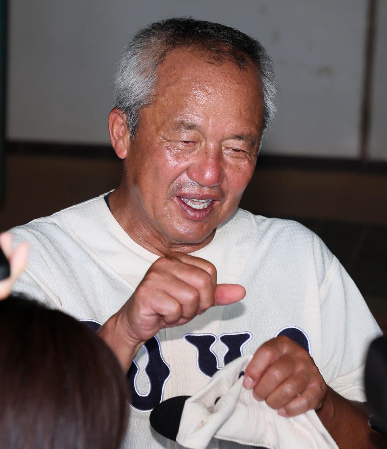 東洋大姫路対報徳学園　東洋大姫路・岡田監督は試合後記者の取材を受ける（撮影・加藤哉）