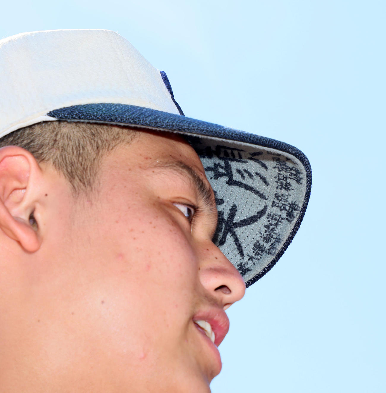 東洋大姫路対報徳学園　東洋大姫路・阪下は帽子のツバの裏側に「笑顔」と書き込む（撮影・加藤哉）