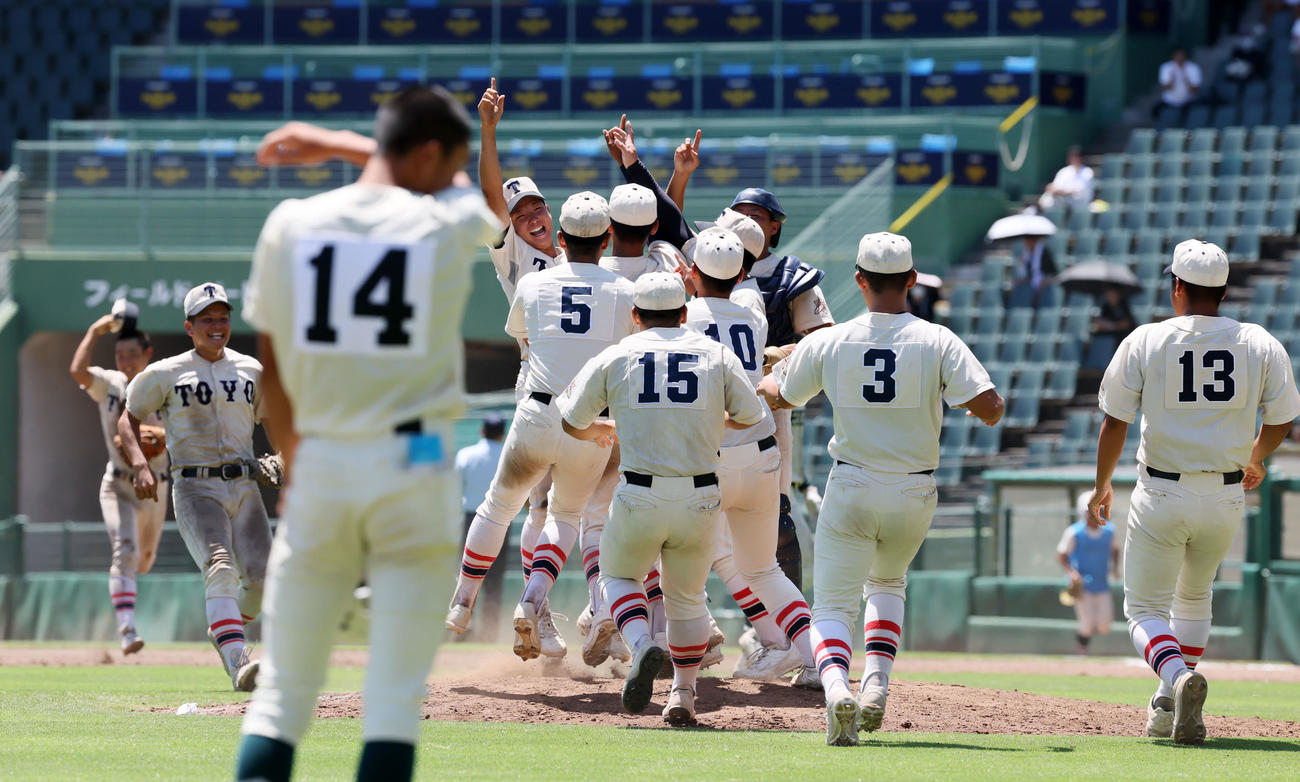 東洋大姫路対報徳学園　報徳学園に勝利し優勝を決めマウンドに集まる東洋大姫路ナイン（撮影・加藤哉）