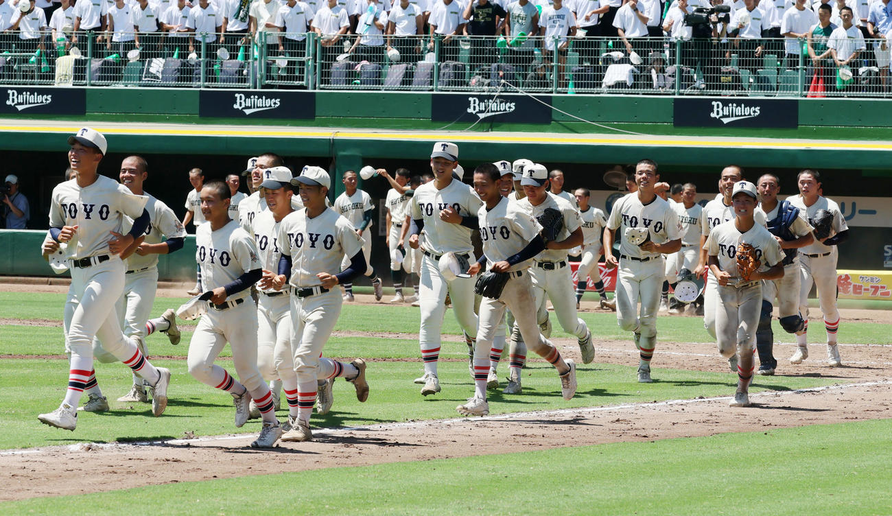 東洋大姫路対報徳学園　優勝を決め応援団へあいさつに向かう東洋大姫路ナイン（撮影・加藤哉）