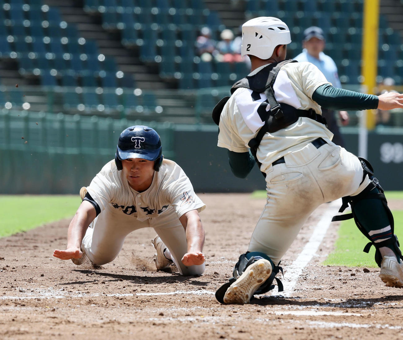 東洋大姫路対報徳学園　3回表東洋大姫路2死二塁、二走白鳥は高田の中前適時打で本塁にヘッドスライディングで生還。捕手降旗（撮影・加藤哉）