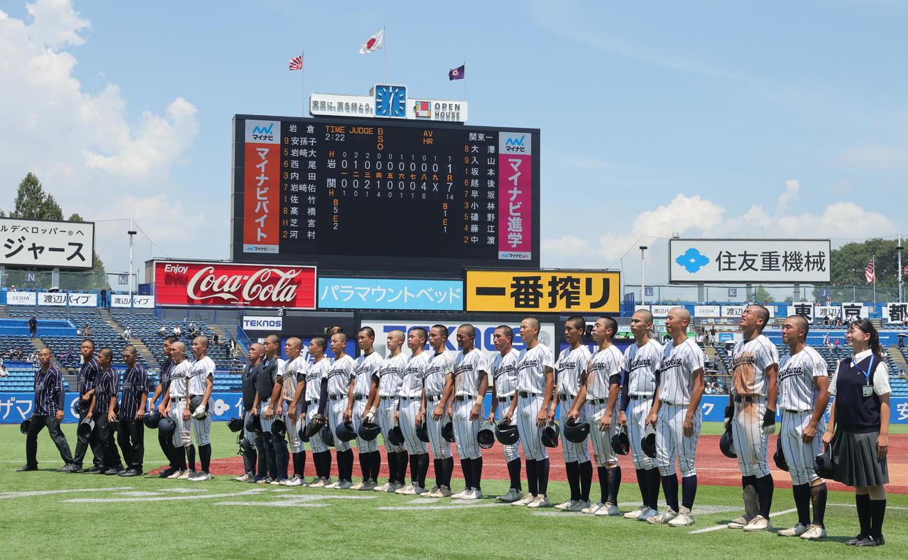 岩倉対関東第一　準優勝に終わり応援席にあいさつする岩倉の選手たち（撮影・野上伸悟）に納まる
