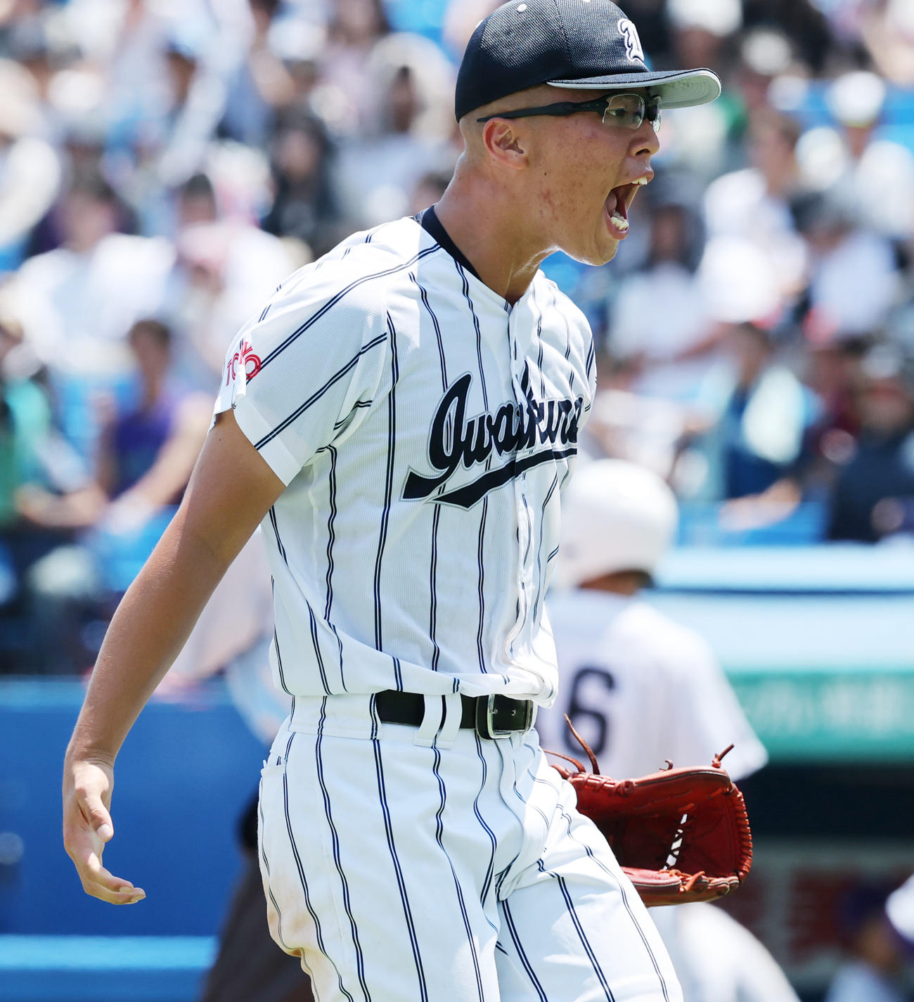 岩倉対関東第一　6回裏を抑えほえる岩倉・佐藤（撮影・野上伸悟）
