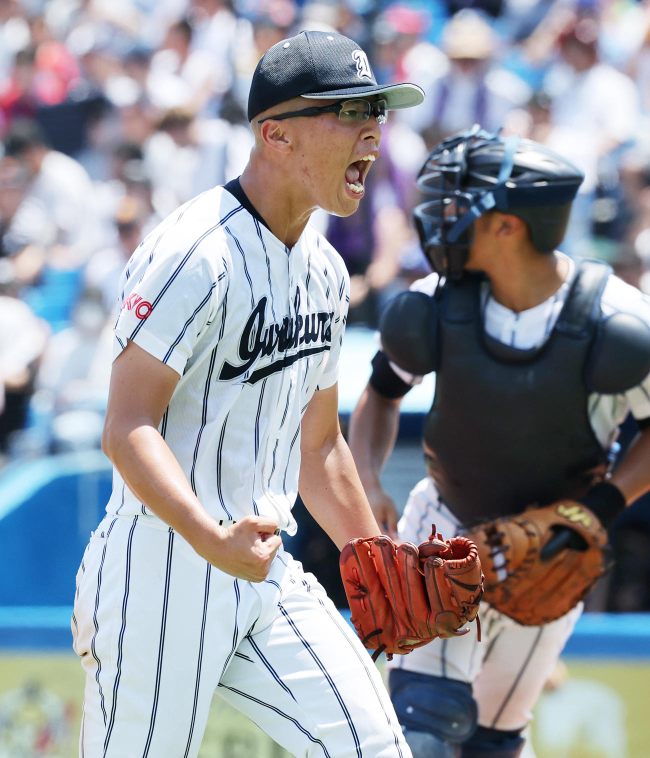 岩倉対関東第一　6回裏を抑えほえる岩倉・佐藤（撮影・野上伸悟）