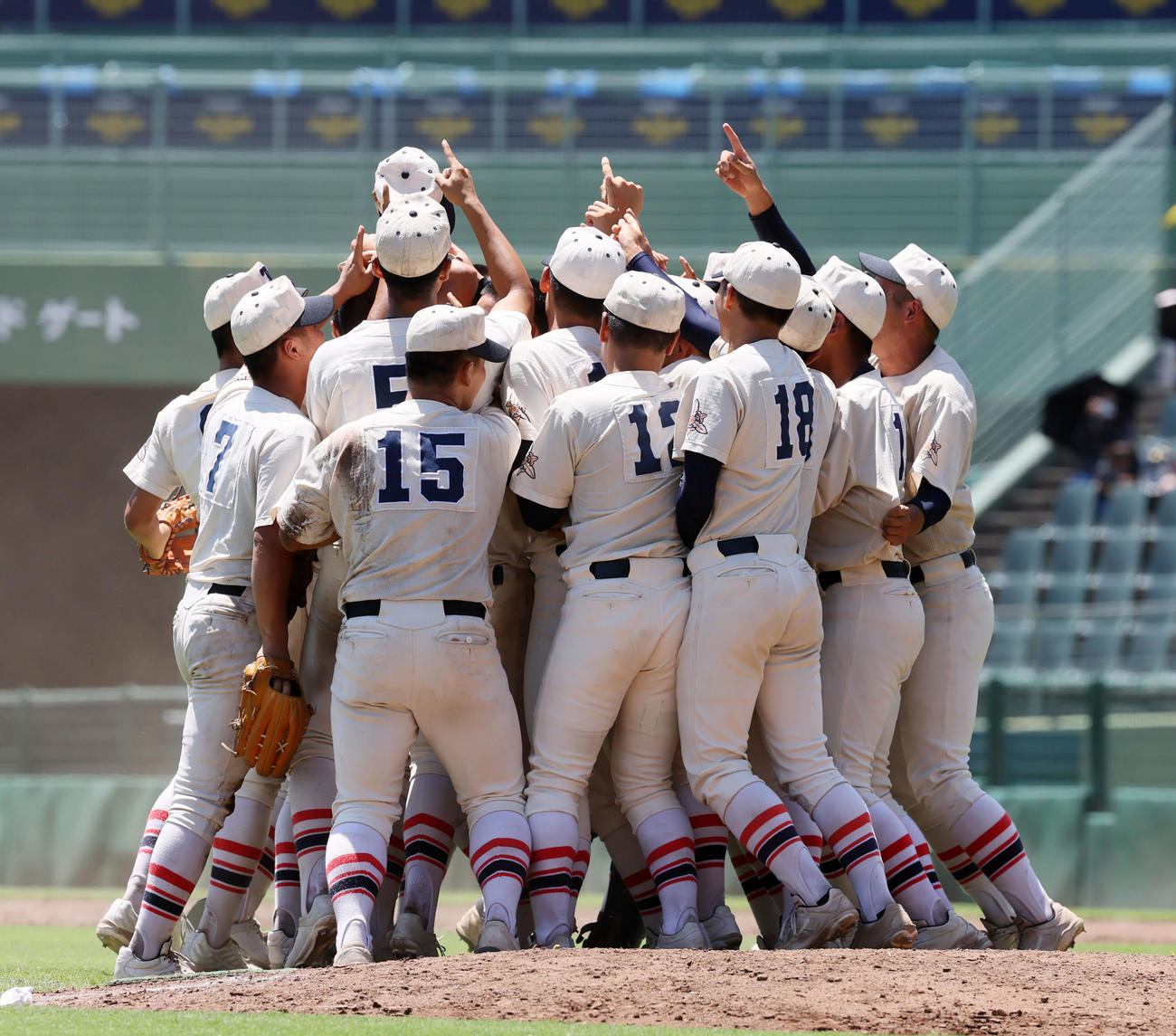 東洋大姫路対報徳学園　優勝を決めマウンドに集まる東洋大姫路ナイン（撮影・加藤哉）