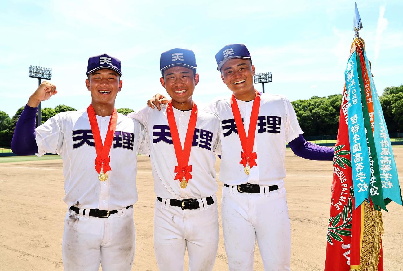 天理対智弁学園　優勝を決めた左から天理・橋本、松村、長尾は笑顔を見せる（撮影・上田博志）