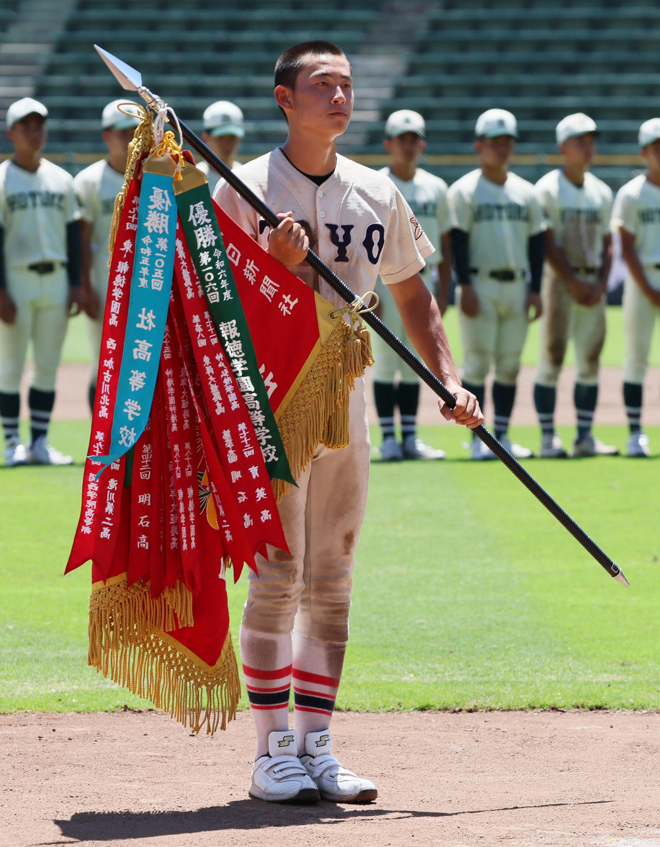 東洋大姫路対報徳学園　優勝旗を手にする東洋大姫路主将の渡辺（撮影・加藤哉）