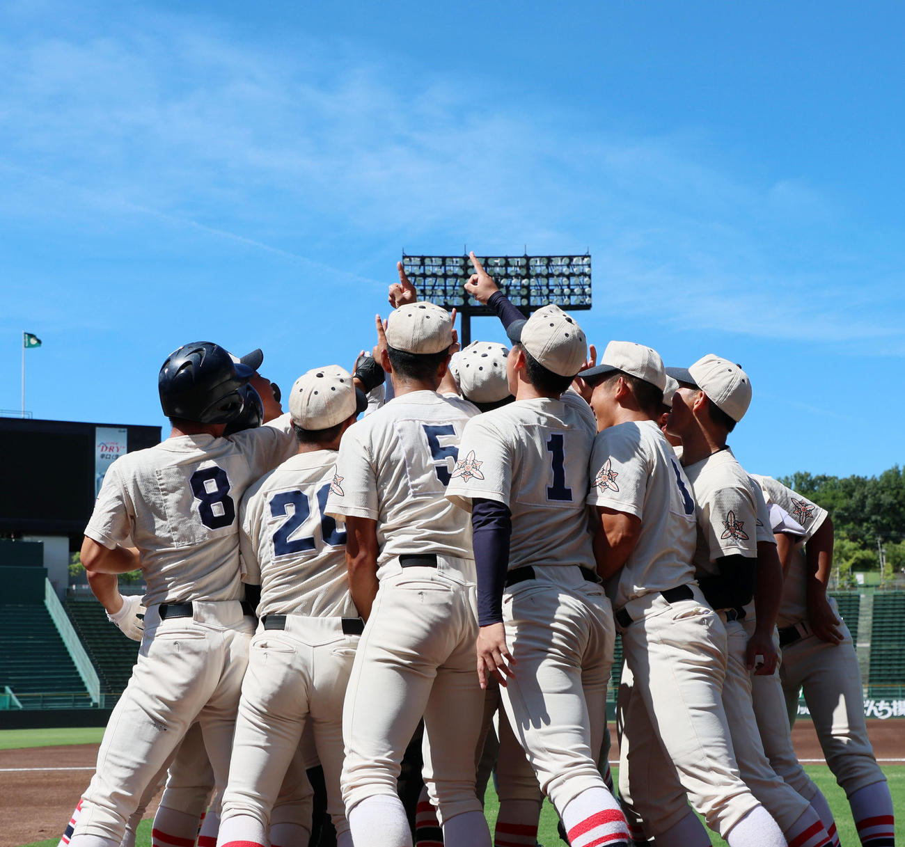 東洋大姫路対報徳学園　東洋大姫路ナインは試合前に円陣を組む（撮影・加藤哉）