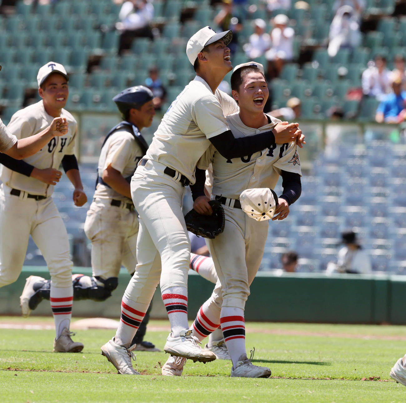 東洋大姫路対報徳学園　優勝を決め阪下（左）と抱き合う東洋大姫路の木下（撮影・加藤哉）