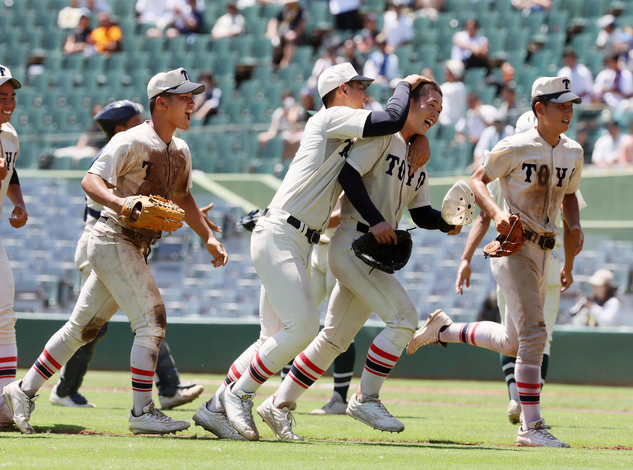 東洋大姫路対報徳学園　優勝を決め阪下（左）と抱き合う東洋大姫路の木下（撮影・加藤哉）
