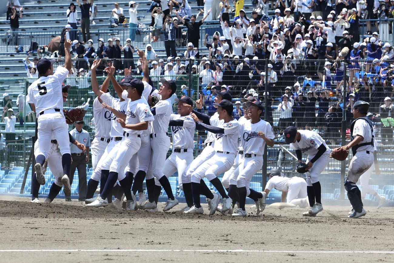 高校野球静岡大会　決勝　聖隷クリストファー対静岡　初優勝を決め歓喜する聖隷クリストファーの選手たち（撮影・宮地輝）
