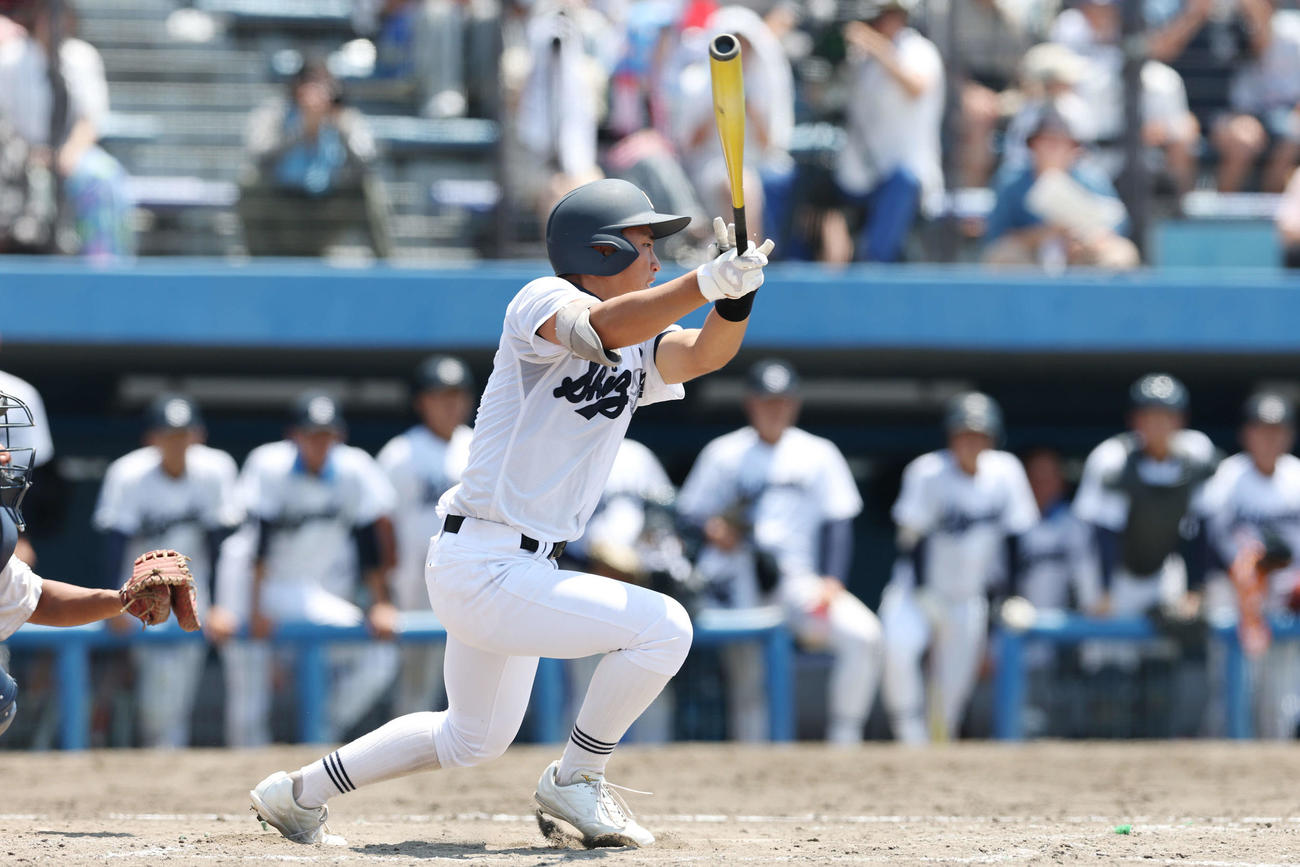 聖隷クリストファー対静岡　4回裏静岡2死三塁、投手適時内野安打を放つ唐国（撮影・宮地輝）