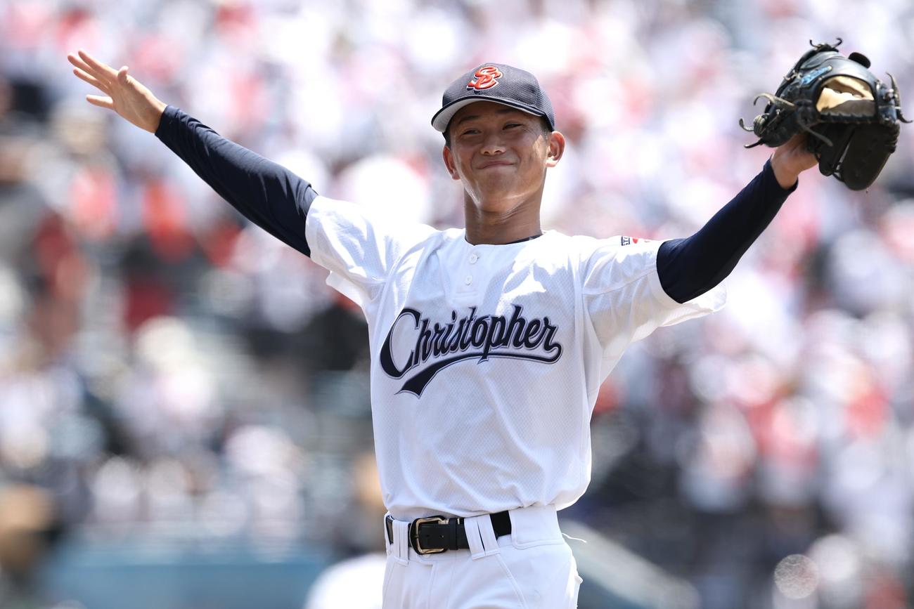 高校野球静岡大会　決勝　聖隷クリストファー対静岡　5回裏を無失点に抑え笑顔を見せる聖隷クリストファー・高部（撮影・宮地輝）