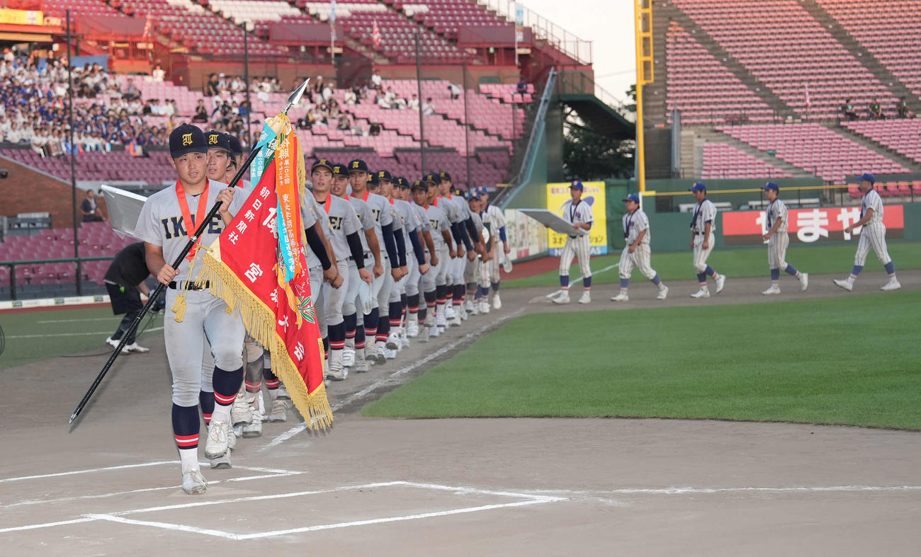 仙台育英対東北学院榴ケ岡　優勝旗を手にする仙台育英・佐々木義主将（先頭（撮影・井上学）