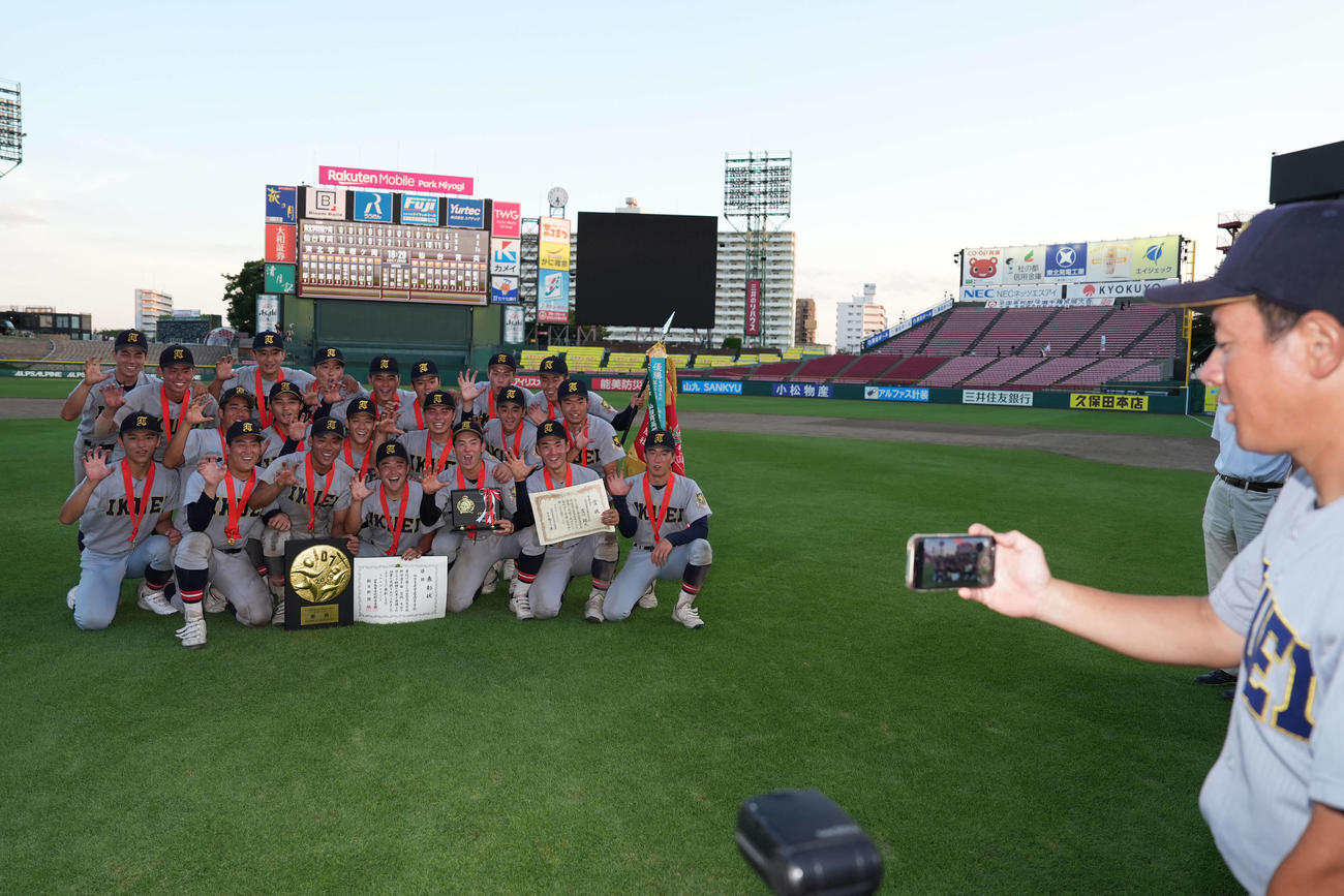 仙台育英対東北学院榴ケ岡　甲子園出場を決めた仙台育英ナインは須江監督が撮影する動画でポーズを決める（撮影・井上学）