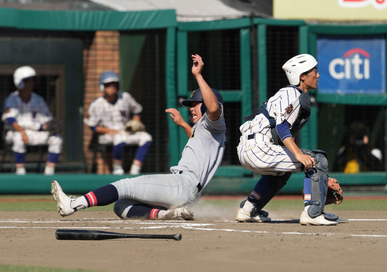 仙台育英対東北学院榴ケ岡　1回裏仙台育英2死一、二塁、和賀の適時打で田山が生還（撮影・井上学）