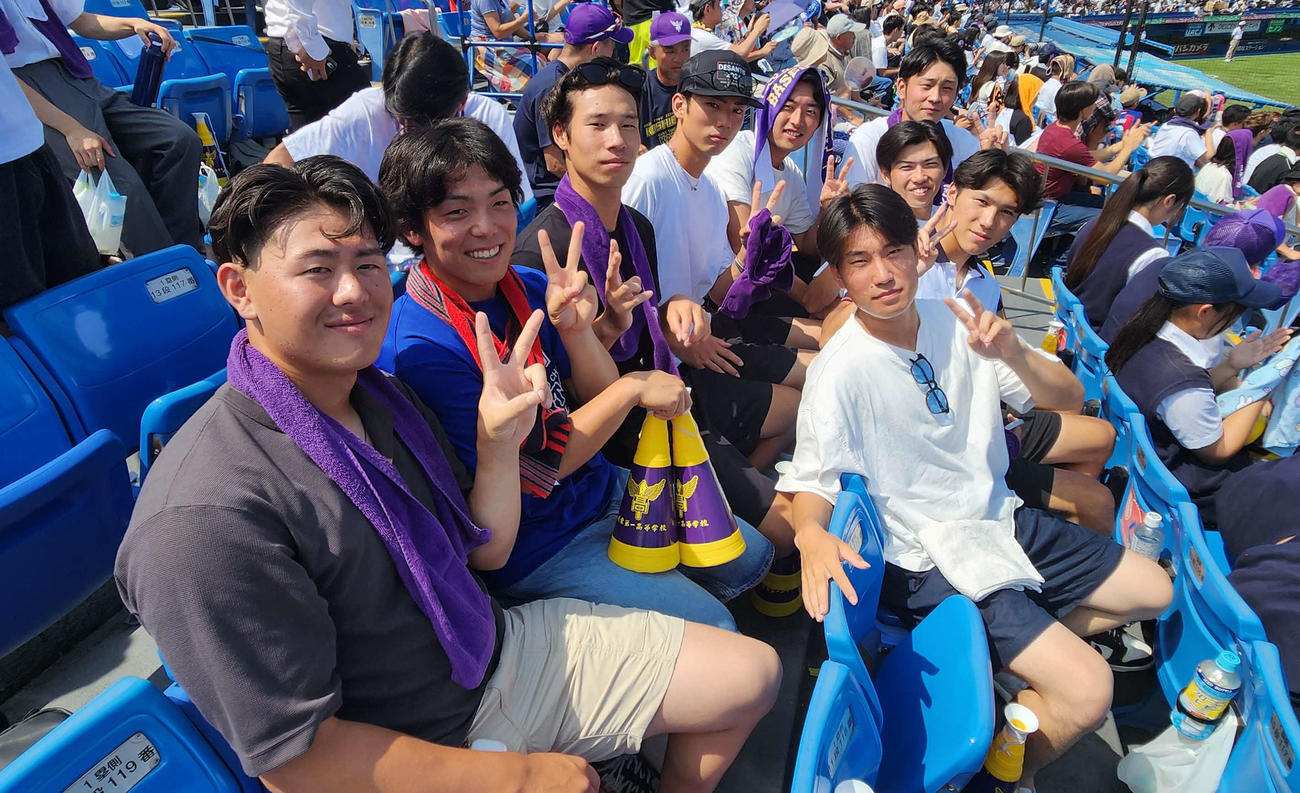スタンドから後輩たちに声援を送る、ロッテ坂井（写真左）ら、昨夏甲子園準優勝メンバー（撮影・保坂淑子）