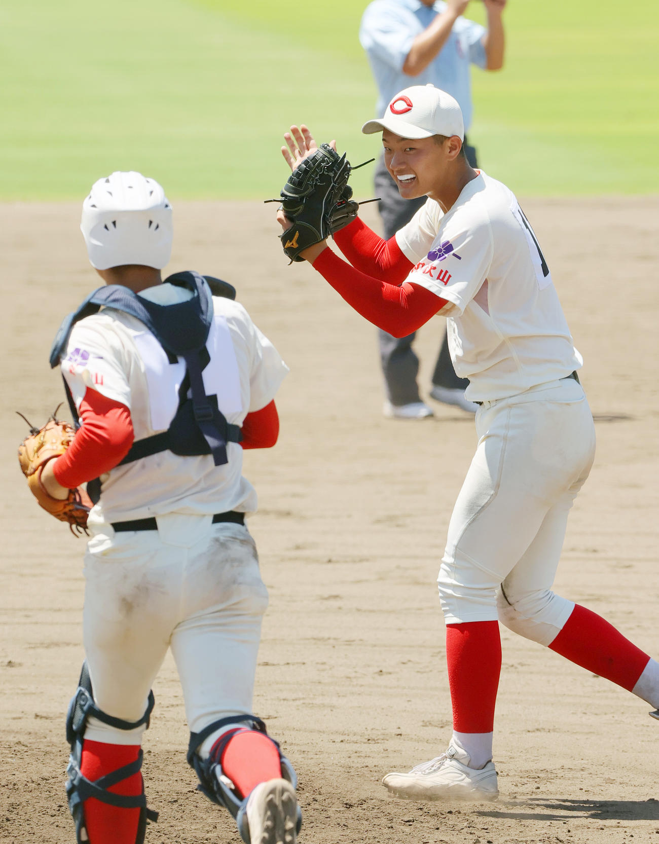 智弁和歌山対星林　智弁和歌山の投手宮口（右）は星林打線を4安打完封し優勝を決め喜ぶ（撮影・上山淳一）