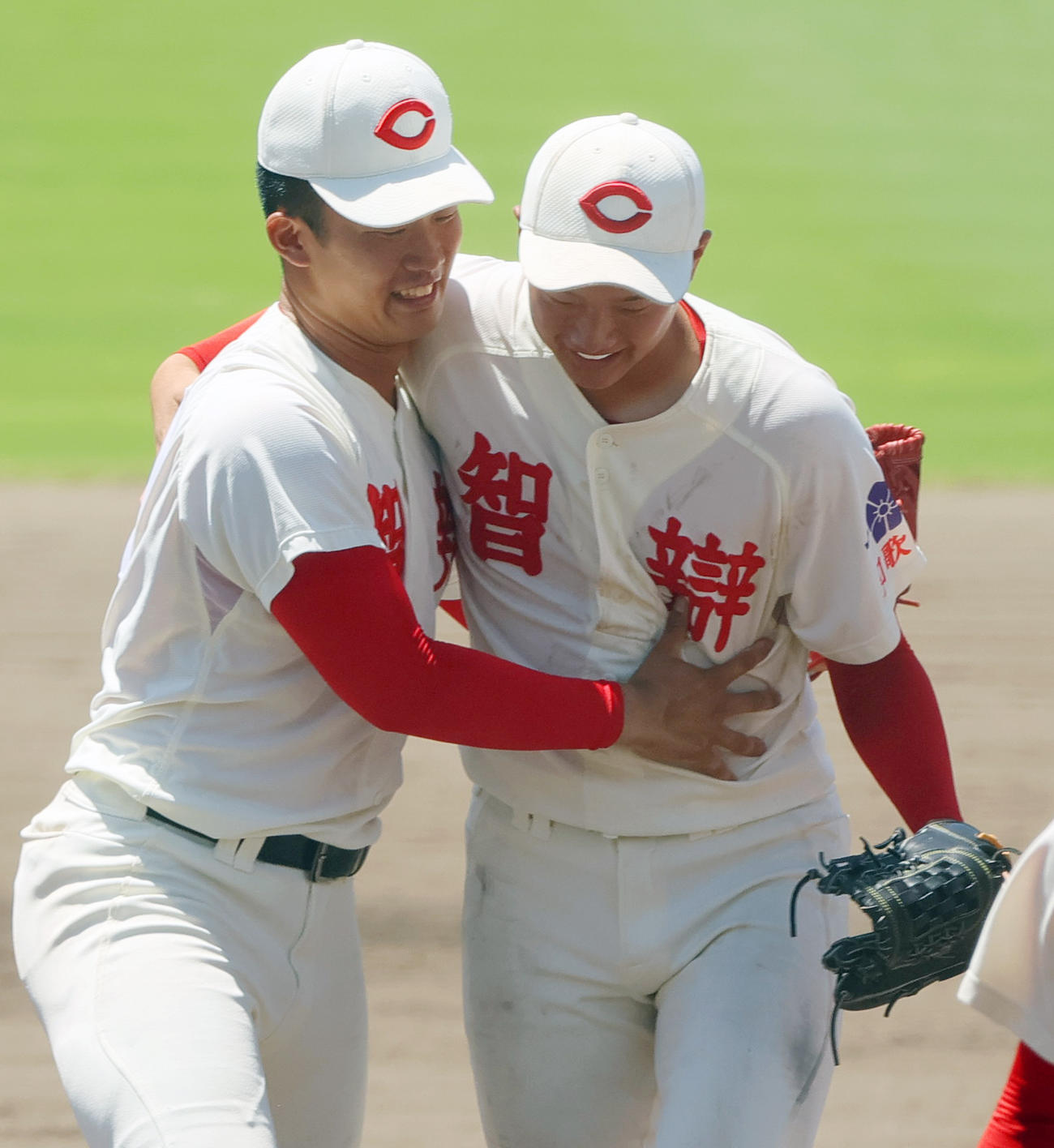 智弁和歌山対星林　優勝を決めた智弁和歌山のエース渡辺（左）は4安打完封した宮口と抱き合って喜ぶ（撮影・上山淳一）