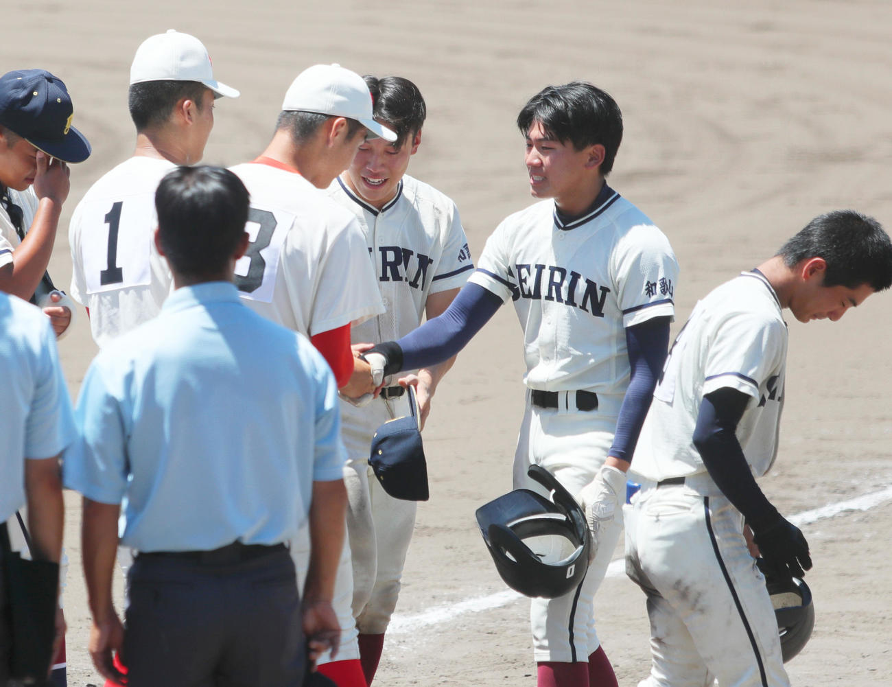 智弁和歌山対星林　試合を終え星林のエース則藤（右から2人目）は智弁和歌山ナインと握手で健闘をたたえ合う（撮影・上山淳一）