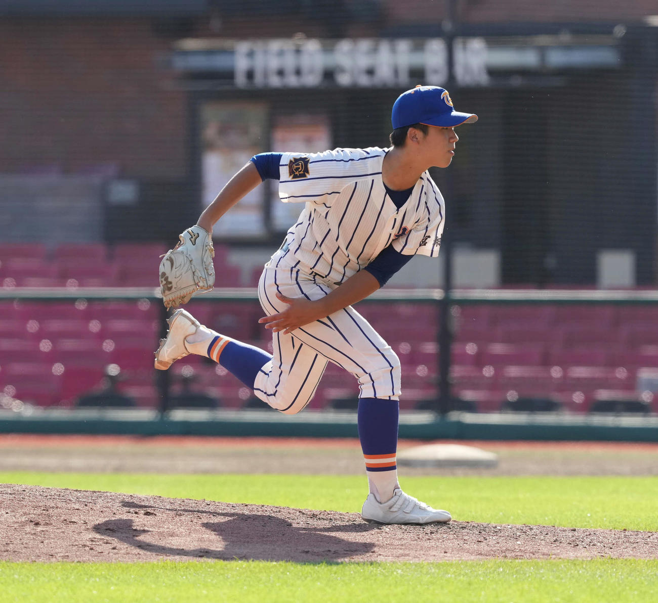 仙台育英対東北学院榴ケ岡　力投する東北学院榴ケ岡・佐々木健（撮影・井上学）