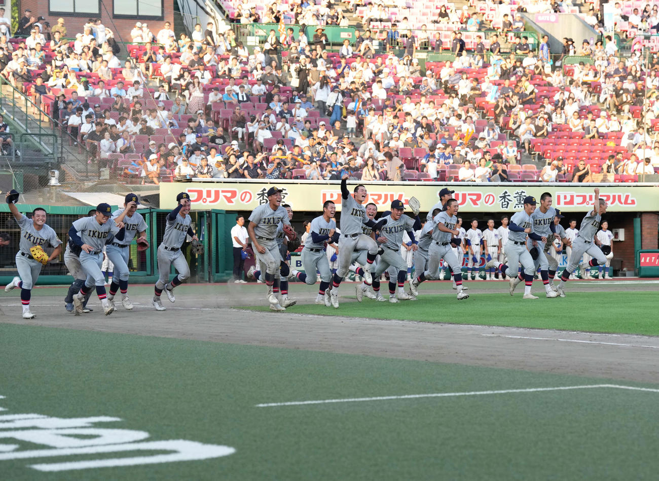 仙台育英対東北学院榴ケ岡　甲子園出場を決めて喜ぶ佐々木主将（左端）、吉川（左から2人目）ら仙台育英ナイン（撮影・井上学）
