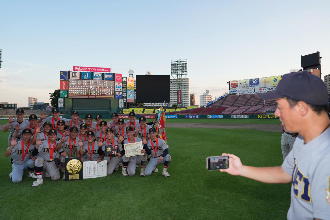 仙台育英対東北学院榴ケ岡　甲子園出場を決めた仙台育英ナインは須江監督（右）が撮影する動画でポーズを決める（撮影・井上学）