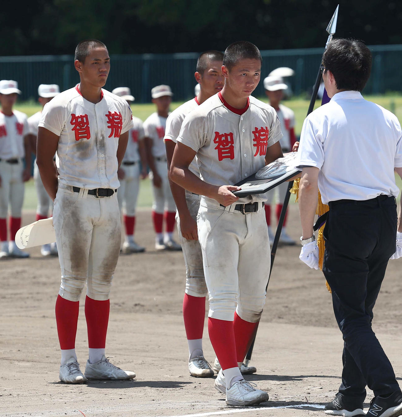 天理対智弁学園　智弁学園・近藤は準優勝盾を受け取る（撮影・上田博志）