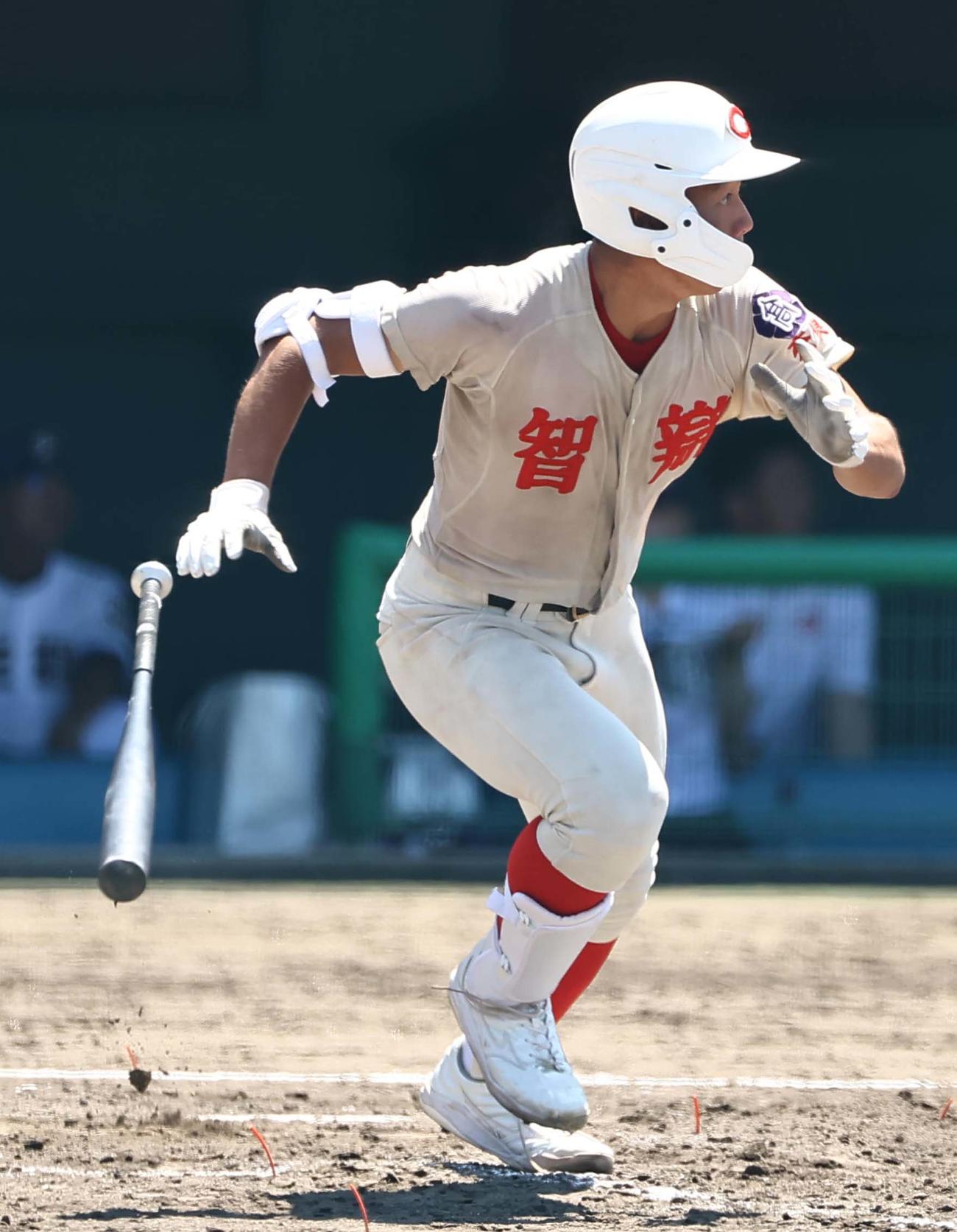 天理対智弁学園　3回裏智弁学園1死、近藤は二塁打を放つ（撮影・上田博志）