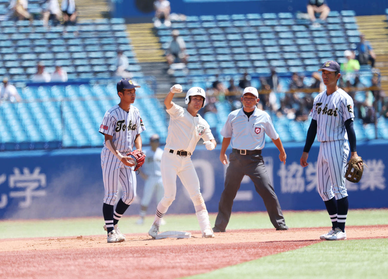 東海大菅生対日大三　3回裏日大三　2死一塁、右二塁打を放ち喜ぶ松岡（中央）（撮影・増田悦実）