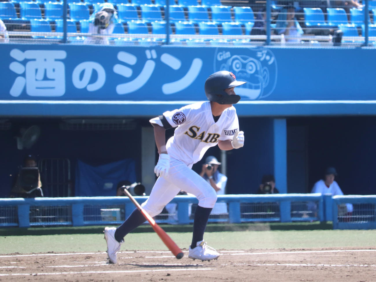 愛媛大会決勝　松山商対済美　2回裏1死一、三塁で二ゴロを放った済美の亀山。二ゴロの間に三塁走者が生還し、先制に成功した（撮影・中島麗）