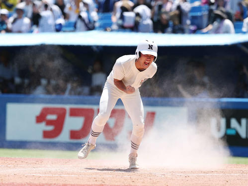 東海大菅生対日大三　3回裏日大三　2死二、三塁、生還しガッツポーズを見せる松岡（撮影・増田悦実）
