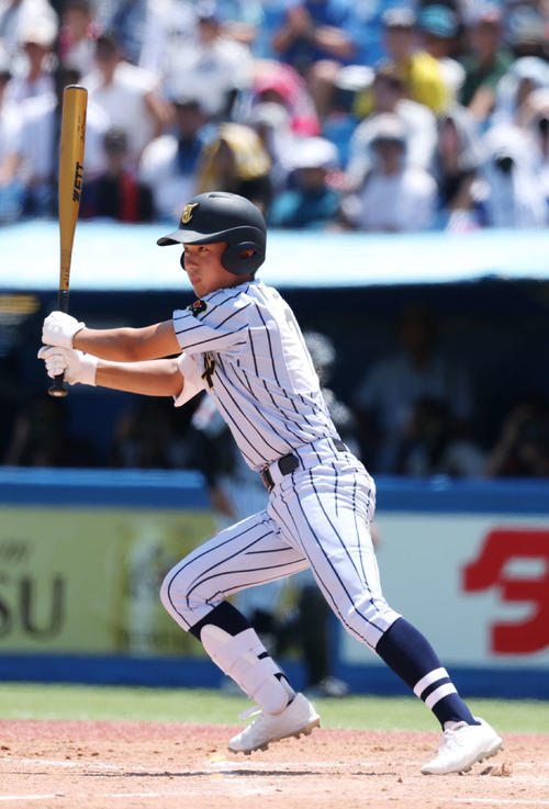 東海大菅生対日大三　4回表東海大菅生　無死一、三塁、右適時内野安打を放つ佐藤（撮影・増田悦実）