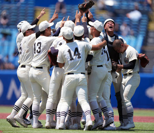 東海大菅生対日大三　優勝し喜びを爆発させる日大三ナイン（撮影・小島史椰）