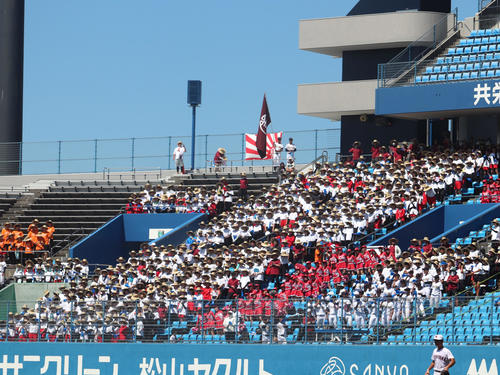 愛媛大会決勝　松山商対済美　麦わら帽子をかぶって観戦する、済美の応援席（撮影・中島麗）