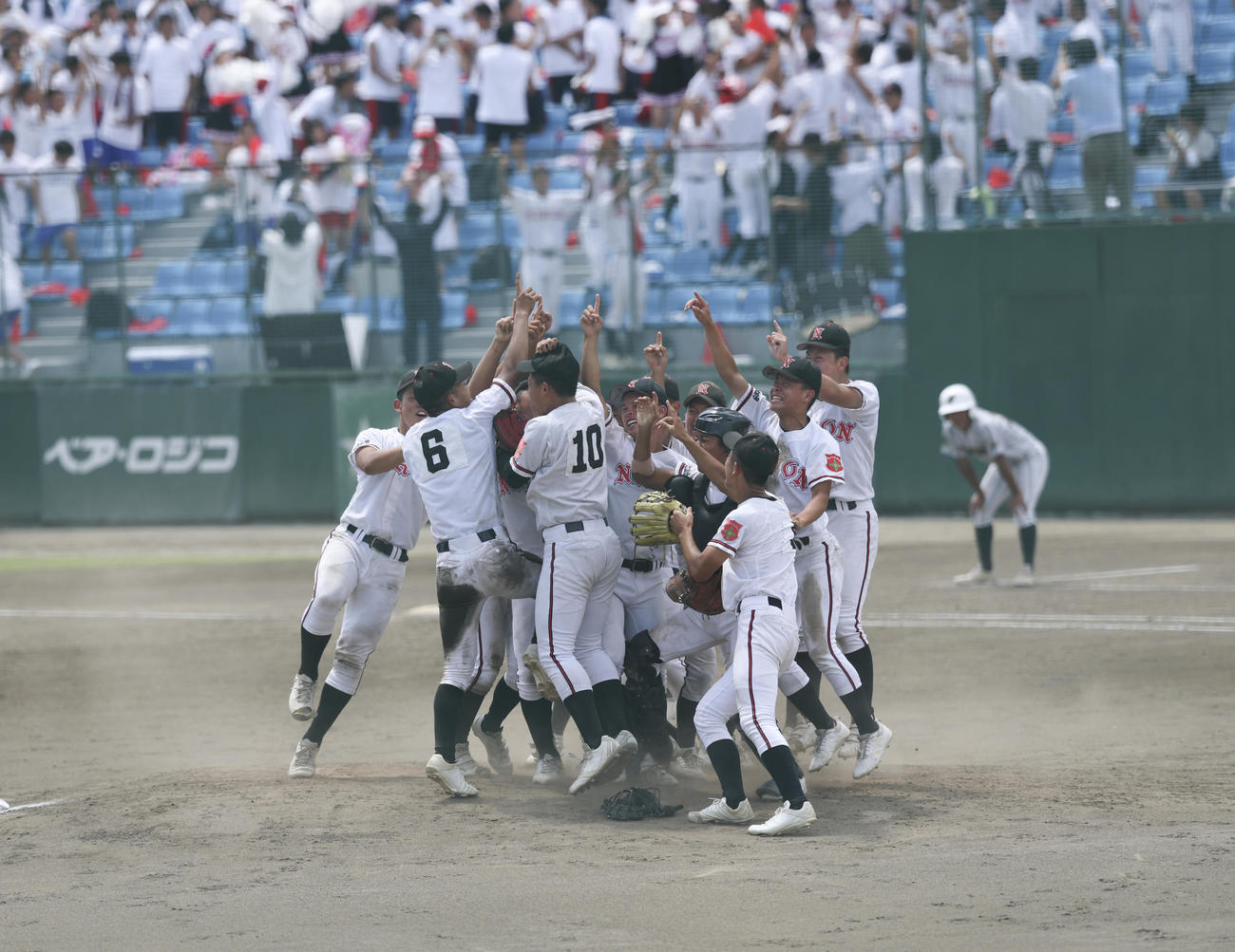 鶴岡東対日大山形　優勝が決まりマウンドに集まる日大山形ナイン（撮影・増田悦実）